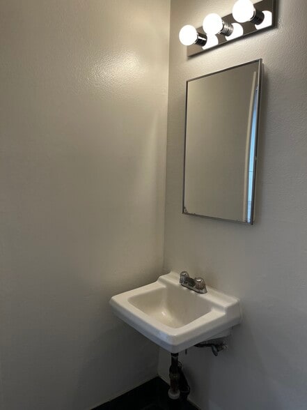 More Photos Of 1420 W Rosecrans Ave, Gardena Service For Lease