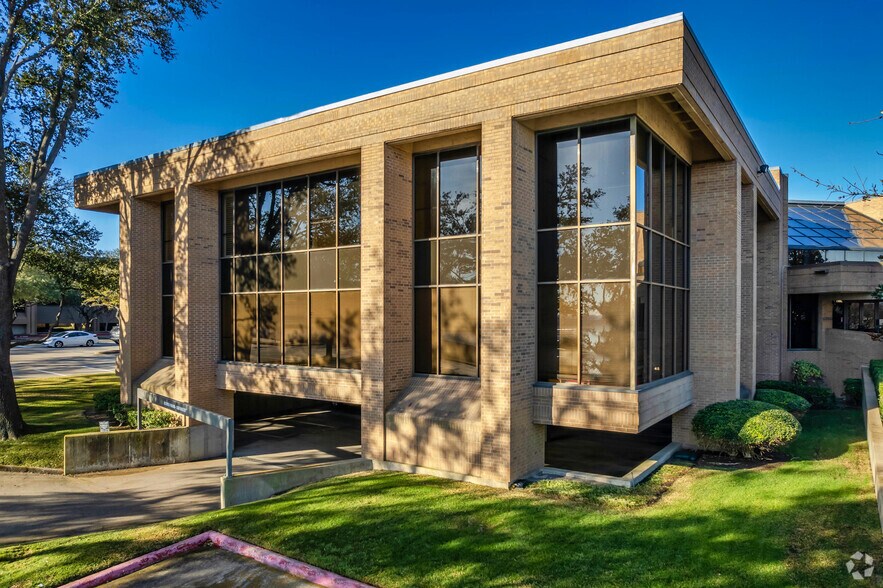 More Photos Of 8330-8350 Meadow Rd, Dallas Office For Sale