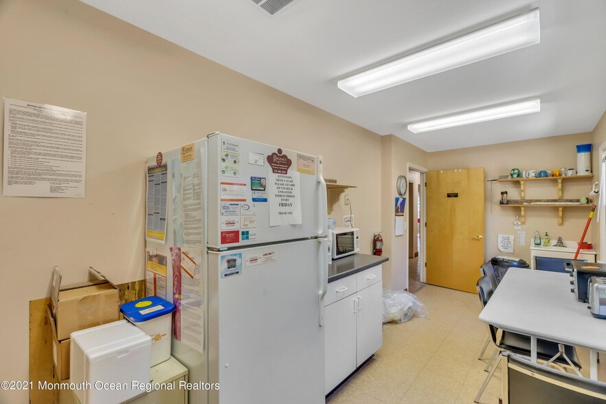 More Photos Of 2101 Lake Rd, Manchester Medical For Sale