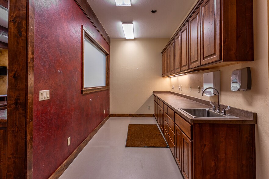 More Photos Of 3334 Dvn Ln, Darby Office For Sale