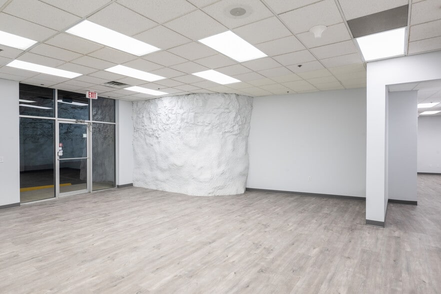 More Photos Of 5351 Lee's Summit Rd, Kansas City Warehouse For Lease