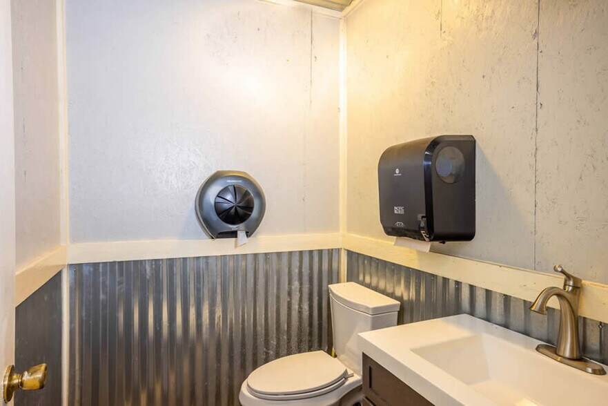 More Photos Of 713 N Riedel St, Yorktown Office For Sale