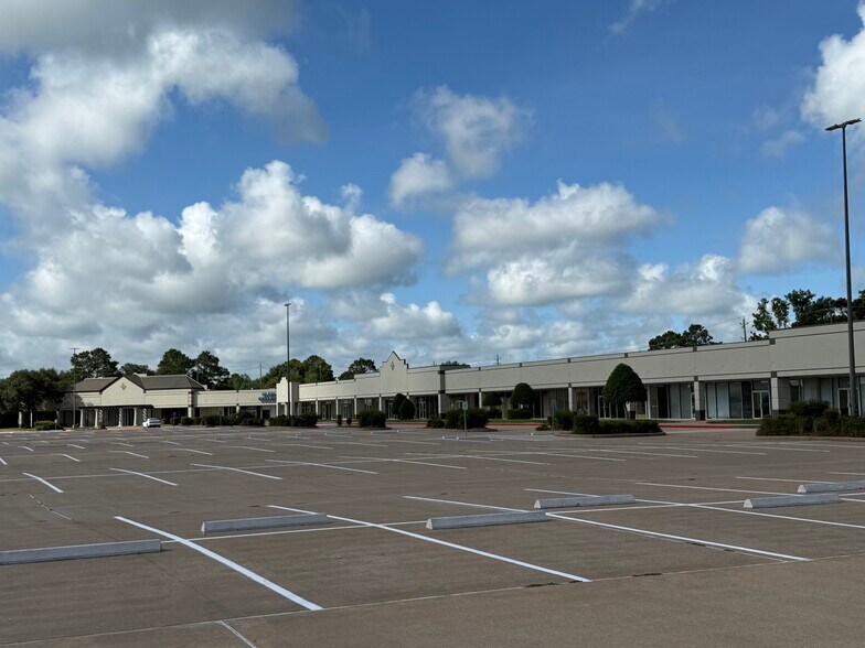 More Photos Of 3701 Outlet Center Dr, Sealy Unknown For Lease