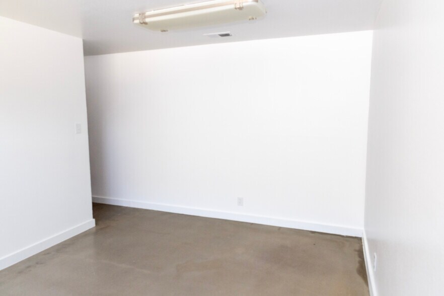 More Photos Of 307-311 Lombrano St, San Antonio Warehouse For Sale