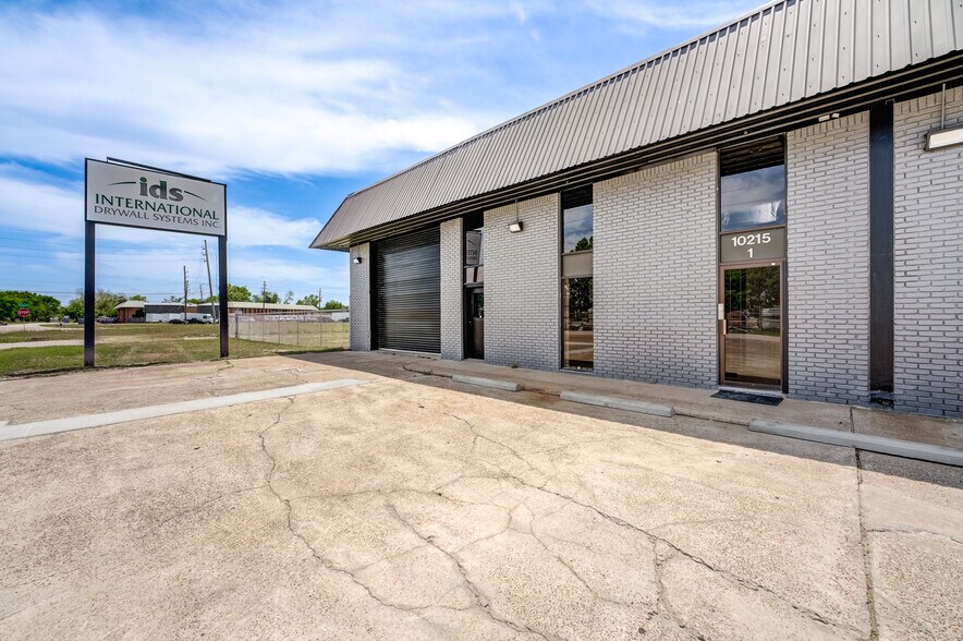 More Photos Of 10215 Papalote St, Houston Showroom For Sale