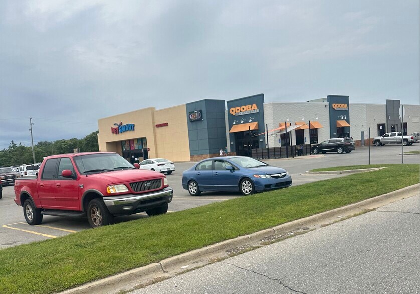 More Photos Of 6914 Eastman Ave, Midland Freestanding For Lease