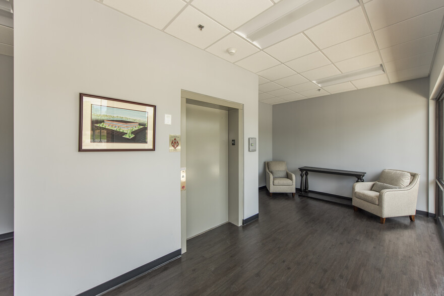 More Photos Of 450 Solomon Dr, Fredericksburg Office For Sale