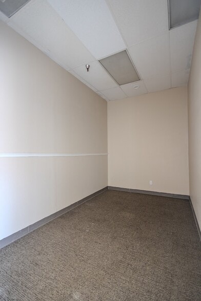 More Photos Of 993 W Valley Blvd, Bloomington Unknown For Lease