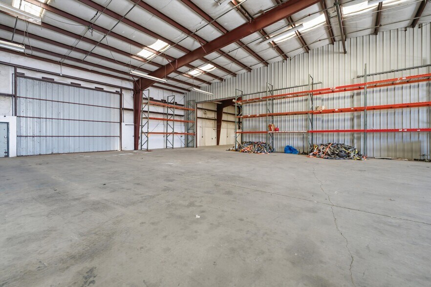 More Photos Of 1400 Orange St, Rosamond Warehouse For Lease