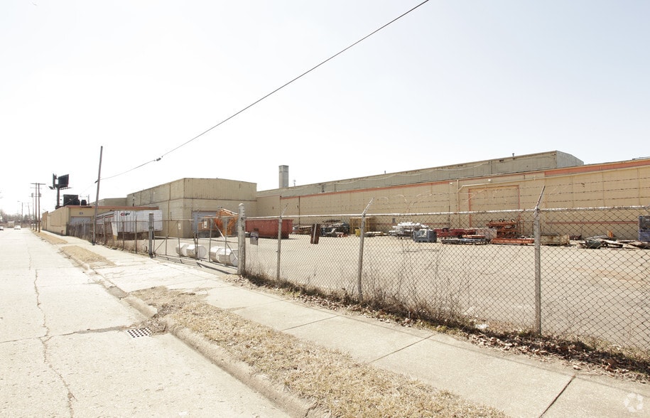 More Photos Of 15300 Fullerton St, Detroit Warehouse For Sale