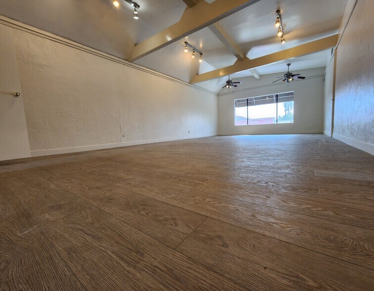 More Photos Of 7615 1/2-7617 1/2 Melrose Ave, Los Angeles Storefront For Lease