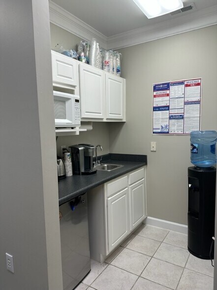 More Photos Of 6501 Creedmoor Rd, Raleigh Office Residential For Lease