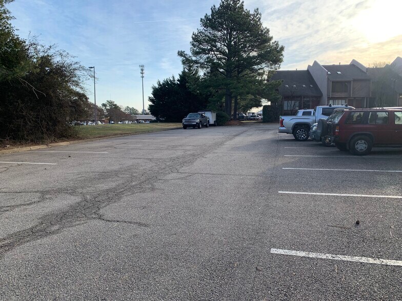 More Photos Of 400 Southlake Blvd, Richmond Office For Lease