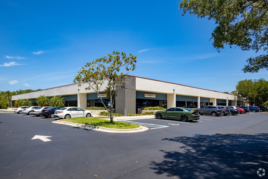 More Photos Of 1333-1335 Gateway Dr, Melbourne Flex For Lease