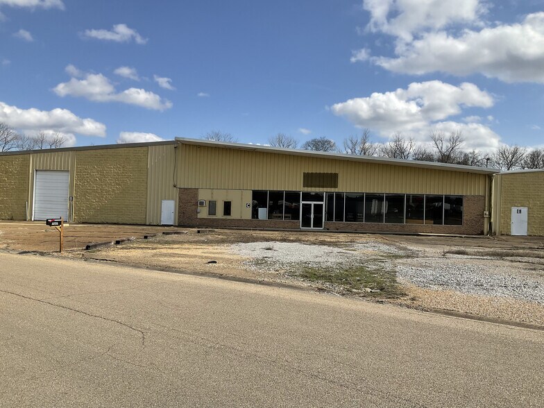 More Photos Of 2872 Mattox St, Tupelo Warehouse For Lease