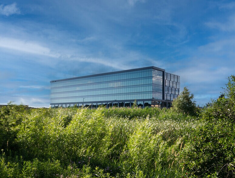 More Photos Of 17335 Golf Pkwy, Brookfield Office For Lease