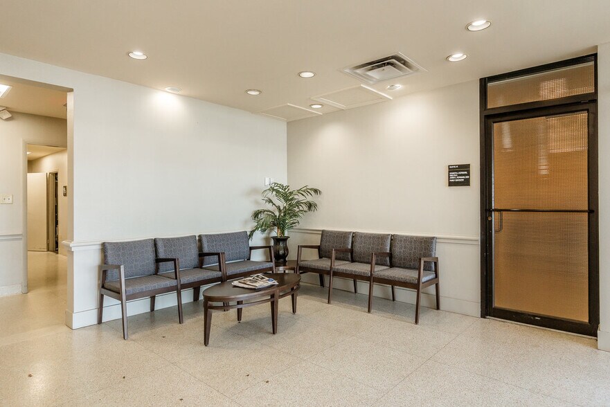 More Photos Of 4122 Shelbyville Rd, Louisville Medical For Sale