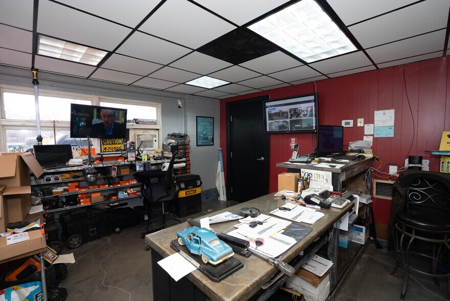 More Photos Of 16130 E Nine Mile Rd, Eastpointe Auto Repair For Sale