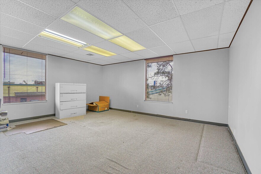 More Photos Of 111 Sequoyah Ln, Altus Office For Sale