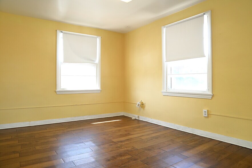 More Photos Of 221 E Princess St, York Office For Sale