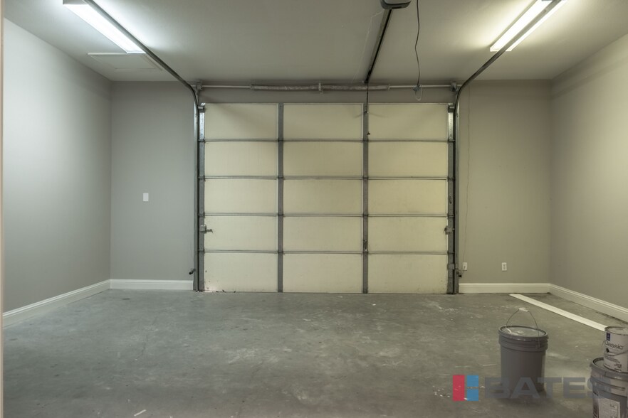 More Photos Of 198 Brothers Blvd, Red Oak Flex For Lease