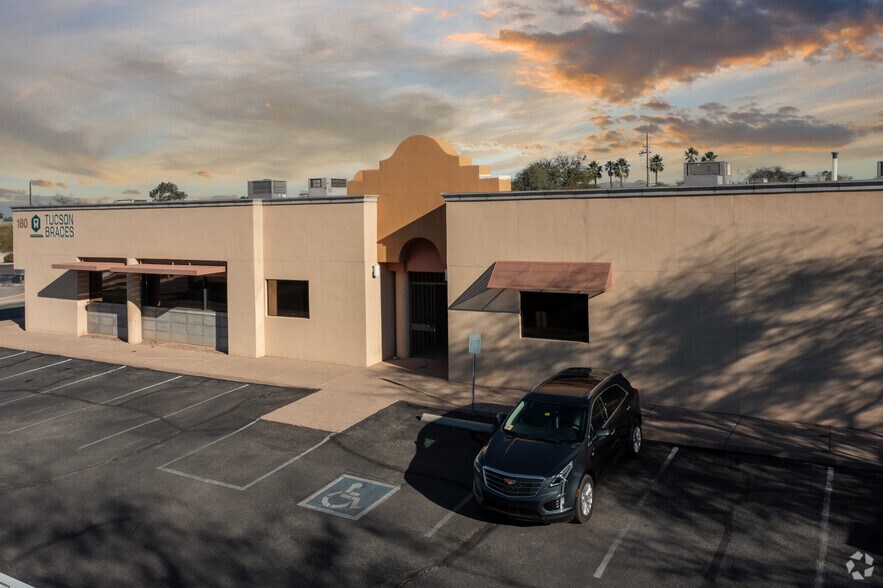 More Photos Of 180 W Magee Rd, Tucson Medical For Lease