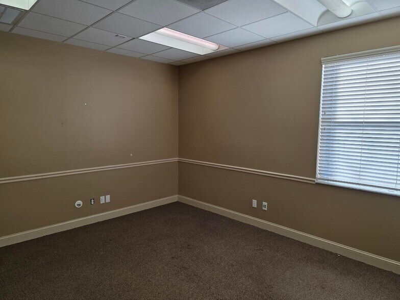 More Photos Of 2505-2511 Seven Springs Blvd, New Port Richey Office For Sale