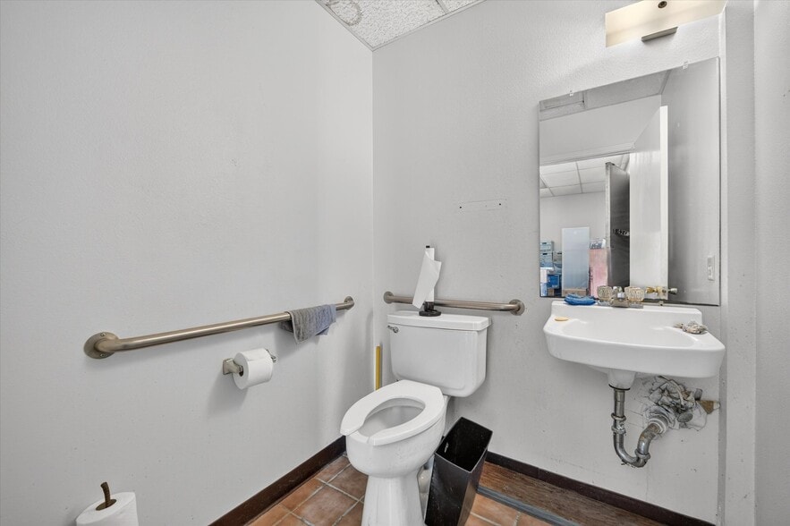 More Photos Of 221-223 N Locust St, Denton Office For Sale