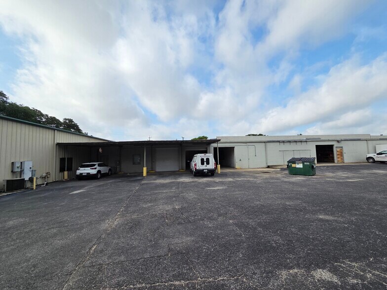 More Photos Of 2727 N St Marys St, San Antonio Service For Sale