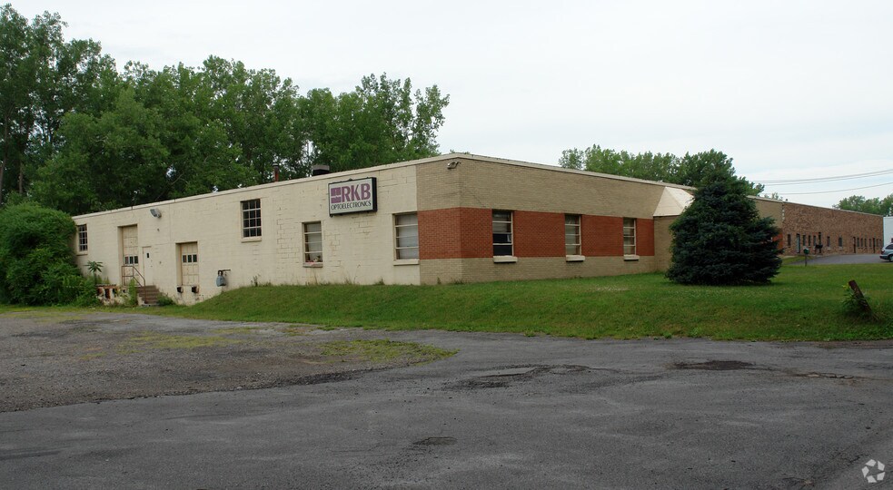 More Photos Of 6677 Moore Rd, Mattydale Flex For Lease