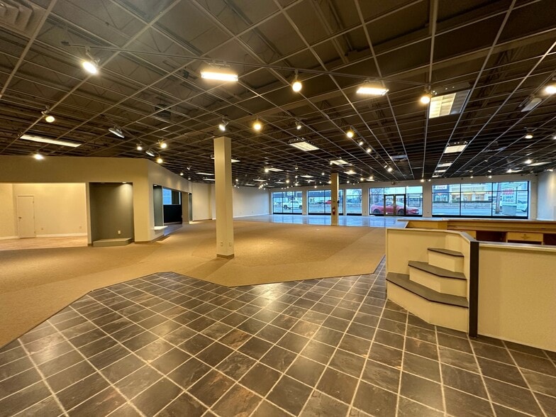 More Photos Of 220 Broadhollow Rd, Farmingdale Showroom For Sale