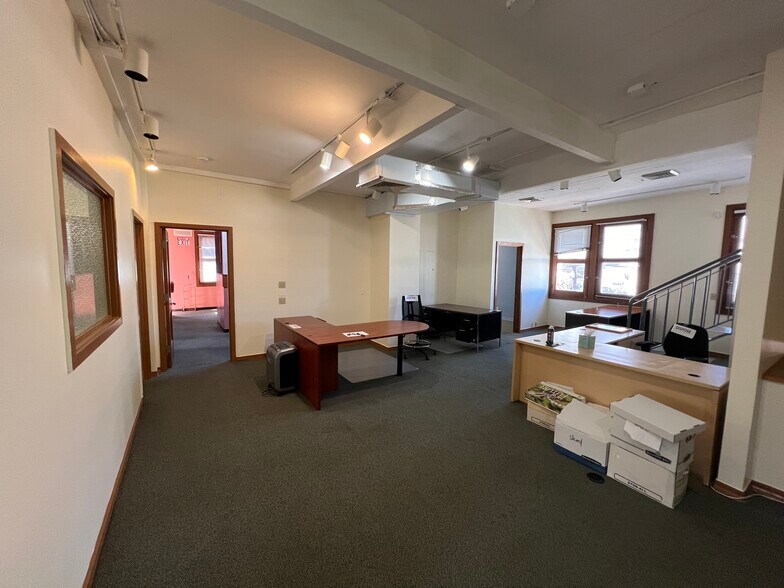 More Photos Of 894 Queen St, Honolulu Storefront Retail Office For Lease