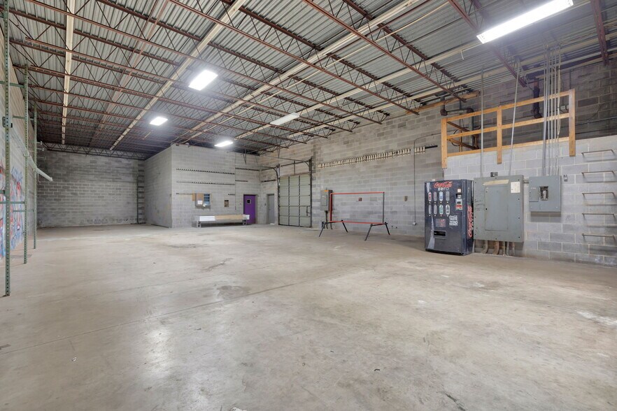 More Photos Of 904 N Main St, Anderson Auto Repair For Sale