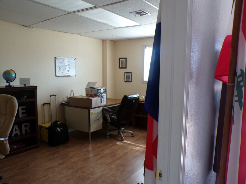 More Photos Of 7619-7621 E 46th Pl, Tulsa Showroom For Sale