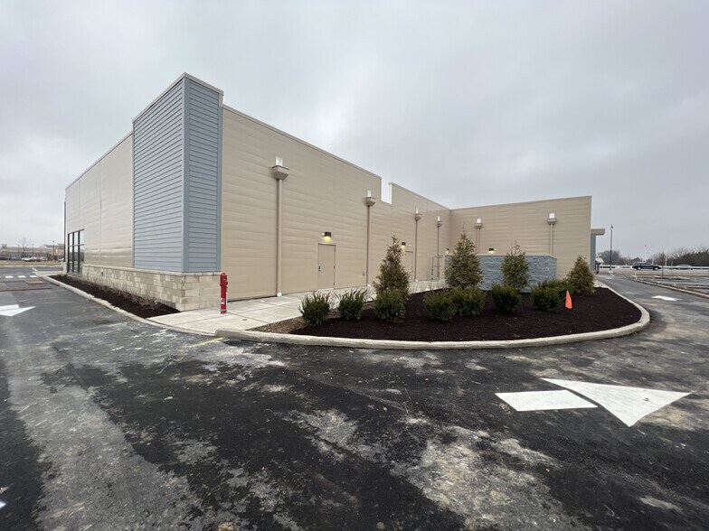 More Photos Of 13588 Bent Grass Ln, Fishers Storefront For Sale