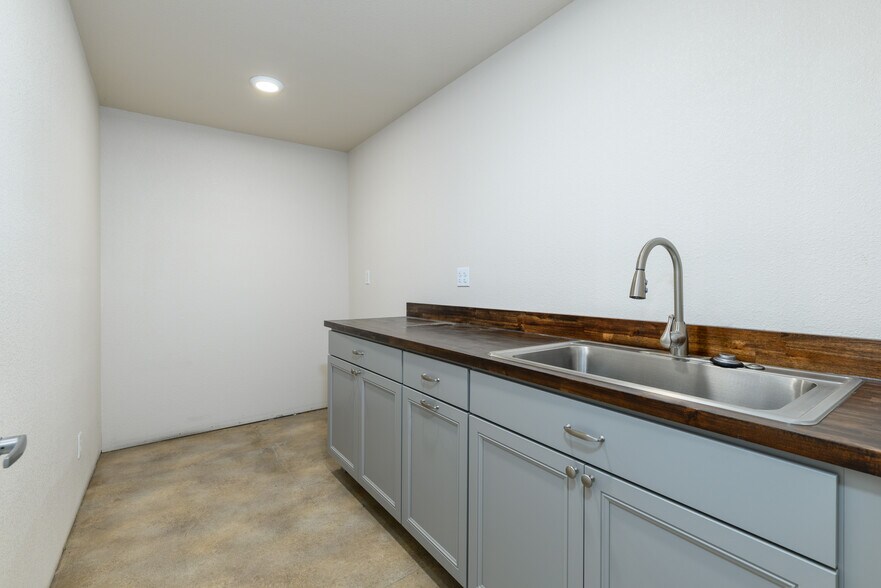 More Photos Of 9030 Winnetka Ave, Northridge Industrial For Lease