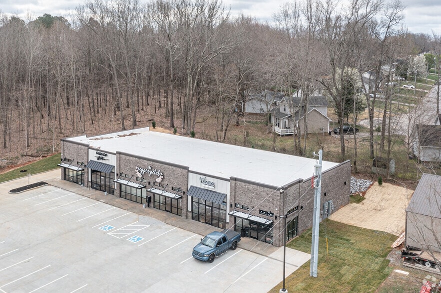 More Photos Of 2862 Highway 41A S, Clarksville Storefront Retail Office For Lease