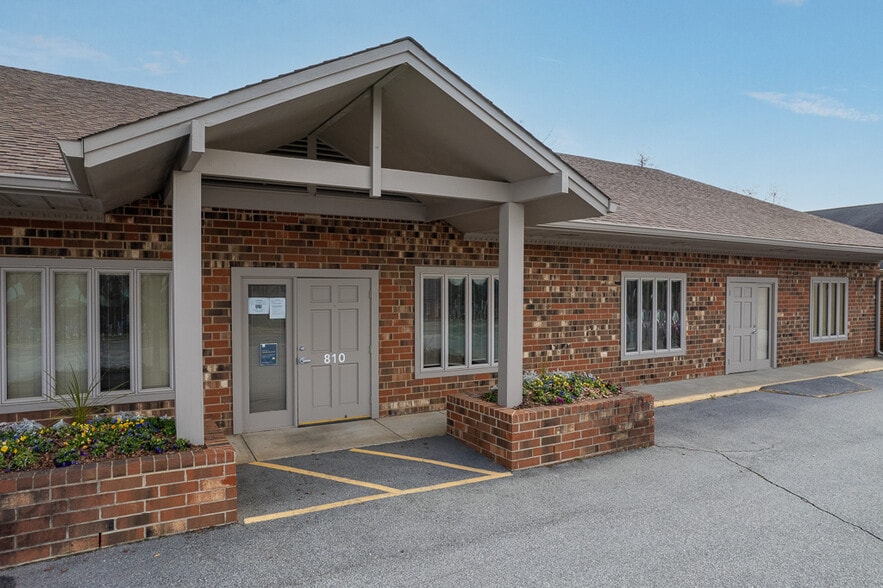 More Photos Of 810 Lindsay St, High Point Medical For Sale