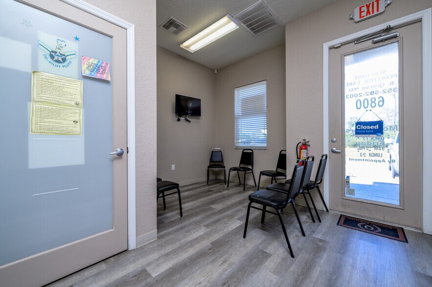 More Photos Of 6800-6810 Mariner Blvd, Spring Hill Office For Sale