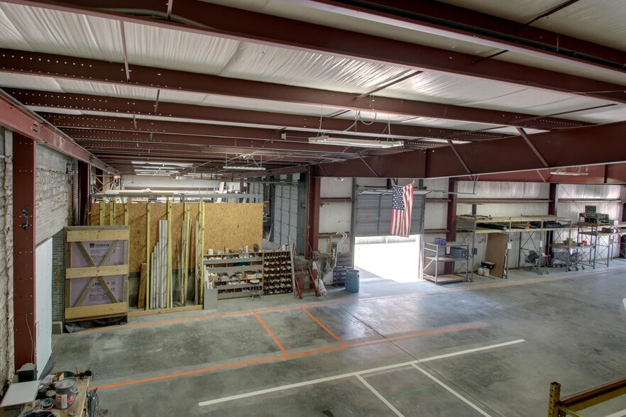 More Photos Of 301 S 7th St, Quincy Light Distribution For Sale