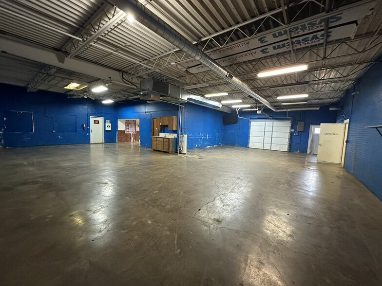 More Photos Of 1425 NW 81st St, Clive Freestanding For Sale