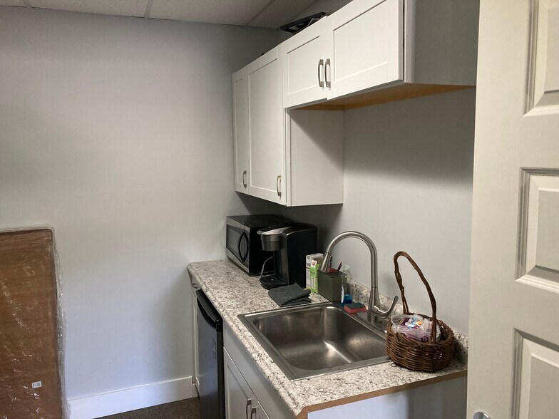 More Photos Of 669 Marina Dr, Charleston Loft Creative Space For Lease