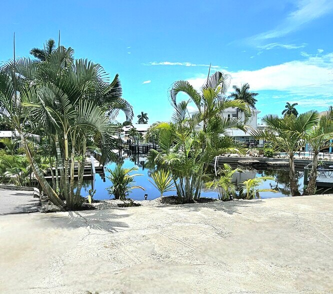 More Photos Of 3270 Bayshore Dr, Naples Freestanding For Sale