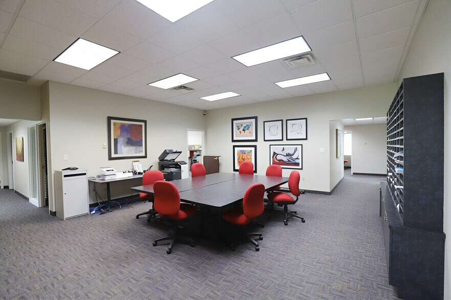 More Photos Of 1055 Charter Dr, Flint Medical For Sale