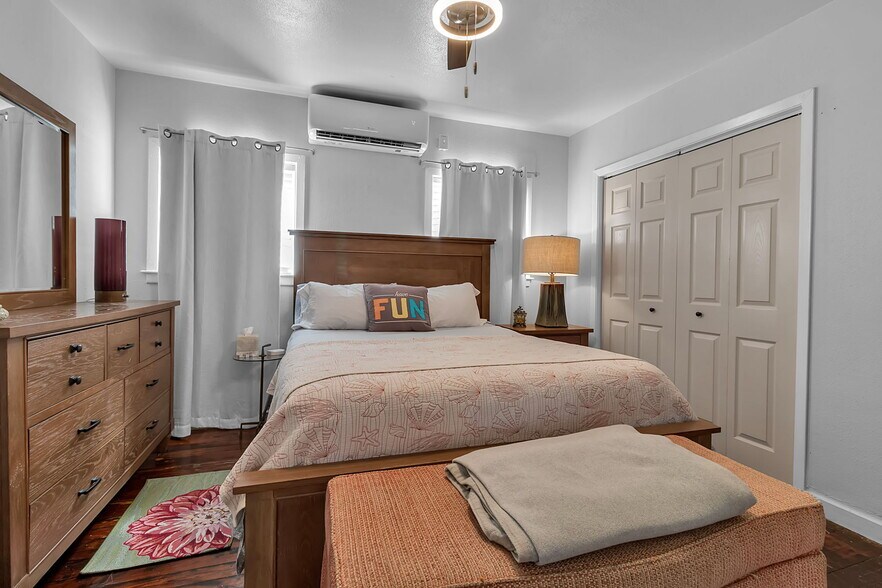 More Photos Of 530-536 S Pineapple Ave, Sarasota Storefront Retail Residential For Sale