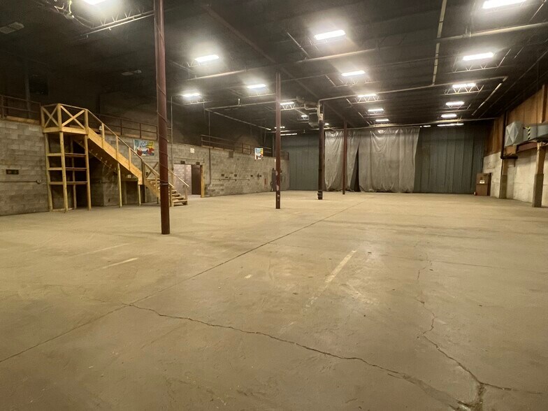 More Photos Of 1020-1060 Saw Mill Run Blvd W, Pittsburgh Warehouse For Lease