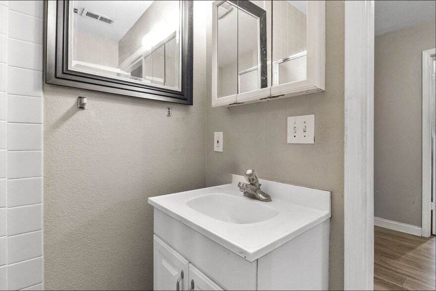 More Photos Of 1119-1123 Merriam Ln, Kansas City Office For Sale