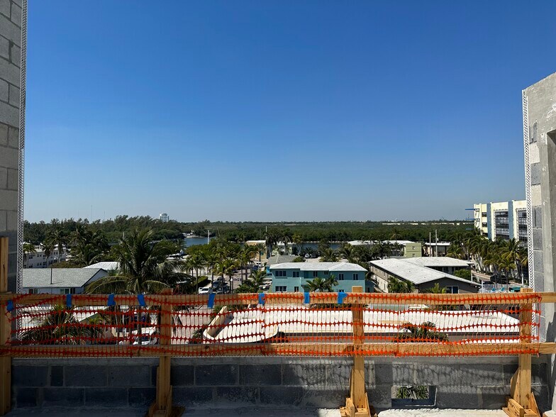 More Photos Of 1500 N Broadwalk, Hollywood Bar For Lease