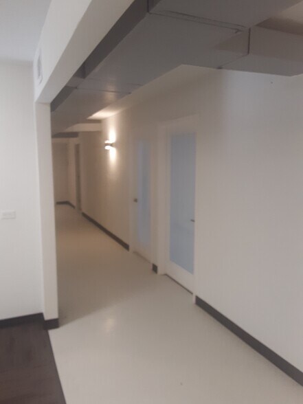 More Photos Of 2412 W Greenway Rd, Phoenix Office For Lease