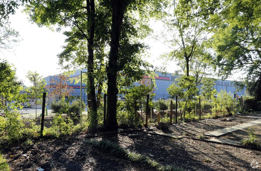 More Photos Of 4033 W Montague Ave, Charleston Warehouse For Lease